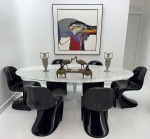 Aero Saarinem - Maravilhosa Mesa com base em alumínio com pintura automotiva branco e tampo oval em mármore (em ótimo estado). Med. 74 X 235 X 122 cm. (Obs: lote a venda somente a mesa, não inclui os outros objetos da foto, não possui certificado, vai com NF de arrematação).