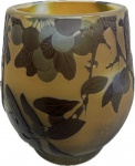 EMILE GALLÉ (FRANÇA, Circa 1900). Raro Vaso (lapidado) Art Nouveau de coleção em pasta de vidro acidado decorado com figuras florais em cameoglass no tom marrom  sobre fundo na cor âmba. Assinado (em ótimo estado de conservação, peça para colecionador exigente). Med. 11 X 10 cm. Émile Gallé (4 de Maio de 1846, Nancy 23 de Setembro de 1904, Nancy), vitralista e ebanista (a partir de 1880) francês, foi um dos expoentes da art nouveau. Trabalhou com vidros opacos e semitransparentes, ganhando fama internacional pelos motivos florais. Em termos de mobiliário reinaugurou a tradição da marchetaria. A principal temática de seus artefatos são flores e folhagens, realizadas em camadas sobrepostas de vidro, técnica por ele desenvolvida, trabalhando com maestria a opacidade e translucidez do material. Uma produção de fins de século XIX e início do Século XX, tras especificamente paisagens tropicais, inspiradas no Rio de Janeiro.