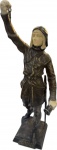 Eugene Marioton (France 1857 - 1933) - Esculrura em bronze com detahes em márfim "Le Couvre-feu", peça assinada. Med. 34 cm. Nota: Eugène Marioton (7 de abril de 1857  19 de setembro de 1933) foi um distinto escultor e medalhista francês, conhecido por suas refinadas obras figurativas em bronze, nas tradições neoclássica e romântica. Estudou na École des Beaux-Arts de Paris com escultores proeminentes como Auguste Dumont, Gabriel-Jules Thomas e Jean-Marie Bonnassieux. Marioton começou a expor no Salon des Artistes Français em 1882 e continuou até 1922, recebendo honrarias, incluindo medalhas de bronze nas Exposições Universais de 1889 e 1900 e uma bolsa de estudos para viagens em 1888. Seu trabalho inclui elegantes bronzes de pequena escala com temas alegóricos, mitológicos e orientalistas, frequentemente fundidos por fundições renomadas como E. Colin e Siot-Decauville. Em 1905, foi nomeado jurado da divisão de escultura do Salon, refletindo sua influência no mundo da arte francesa. As esculturas de Marioton fazem parte de coleções públicas na França e em outros países, e suas obras continuam sendo muito procuradas por colecionadores devido à sua habilidade artesanal e detalhes expressivos.