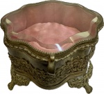 Antigo porta jóias Francês em metal e cristal bisotado (pequeno bicado). Med. 11 X 18 X 19 cm.