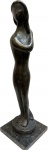 B.GIORGI-  Escultura em bronze patinado representando " Figura Feminina" peça assinada, base em granito. Med. total 50 cm. Biografia Bruno Giorgi (Mococa SP 1905 - Rio de Janeiro RJ 1993) Escultor. Muda-se com a família para Itália, e fixa-se em Roma em 1913. Em 1920, inicia estudos de desenho e escultura com o professor Loss. Participa de movimentos antifascistas. Em 1931, é preso por motivos políticos e condenado a sete anos de prisão. É extraditado para o Brasil em 1935, por intervenção do embaixador brasileiro na Itália. Em São Paulo, trava contato com Joaquim Figueira (1904 - 1943) e Alfredo Volpi (1896 - 1988). Em 1937, viaja para Paris e freqüenta as academias La Grand Chaumière e Ranson, onde estuda com Aristide Maillol (1861 - 1944). Em 1939, retorna a São Paulo e convive com Mário de Andrade (1893 - 1945), Lasar Segall (1891 - 1957), Oswald de Andrade (1890 - 1954) e Sérgio Milliet (1898 - 1966), entre outros. Começa a praticar desenho de modelo-vivo e pintura com os artistas do Grupo Santa Helena e integra a Família Artística Paulista - FAP. Em 1943, transfere-se para o Rio de Janeiro. A convite do ministro Gustavo Capanema (1900 - 1985) instala ateliê no antigo Hospício da Praia Vermelha, onde orienta jovens artistas como Francisco Stockinger (1919). Possui obras em espaços públicos como Monumento à Juventude Brasileira, 1947, nos jardins do antigo Ministério da Educação e Saúde - MES, atual Palácio Gustavo Capanema, no Rio de Janeiro; Candangos, 1960, na praça dos Três Poderes, e Meteoro, 1967, no lago do edifício do Ministério das Relações Exteriores, em Brasília; e Integração, 1989, no Memorial da América Latina, em São Paulo.