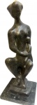 B.GIORGI-  Escultura em bronze patinado representando " Maternidade" peça assinada, base em granito. Med. total 50 cm. Biografia Bruno Giorgi (Mococa SP 1905 - Rio de Janeiro RJ 1993) Escultor. Muda-se com a família para Itália, e fixa-se em Roma em 1913. Em 1920, inicia estudos de desenho e escultura com o professor Loss. Participa de movimentos antifascistas. Em 1931, é preso por motivos políticos e condenado a sete anos de prisão. É extraditado para o Brasil em 1935, por intervenção do embaixador brasileiro na Itália. Em São Paulo, trava contato com Joaquim Figueira (1904 - 1943) e Alfredo Volpi (1896 - 1988). Em 1937, viaja para Paris e freqüenta as academias La Grand Chaumière e Ranson, onde estuda com Aristide Maillol (1861 - 1944). Em 1939, retorna a São Paulo e convive com Mário de Andrade (1893 - 1945), Lasar Segall (1891 - 1957), Oswald de Andrade (1890 - 1954) e Sérgio Milliet (1898 - 1966), entre outros. Começa a praticar desenho de modelo-vivo e pintura com os artistas do Grupo Santa Helena e integra a Família Artística Paulista - FAP. Em 1943, transfere-se para o Rio de Janeiro. A convite do ministro Gustavo Capanema (1900 - 1985) instala ateliê no antigo Hospício da Praia Vermelha, onde orienta jovens artistas como Francisco Stockinger (1919). Possui obras em espaços públicos como Monumento à Juventude Brasileira, 1947, nos jardins do antigo Ministério da Educação e Saúde - MES, atual Palácio Gustavo Capanema, no Rio de Janeiro; Candangos, 1960, na praça dos Três Poderes, e Meteoro, 1967, no lago do edifício do Ministério das Relações Exteriores, em Brasília; e Integração, 1989, no Memorial da América Latina, em São Paulo.