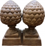 Par de imponentes par de pinhas em fer forge patinado. Med. 57 X 28 cm.