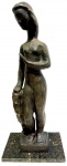 Bruno Giorgi (Mococa SP 1905 - Rio de Janeiro RJ 1993) -Escultura em bronze patinado representando "Figura Feminina", base em granito, peça assinada. Med. total 67 cm. Biografia Bruno Giorgi (Mococa SP 1905 - Rio de Janeiro RJ 1993) Escultor. Muda-se com a família para Itália, e fixa-se em Roma em 1913. Em 1920, inicia estudos de desenho e escultura com o professor Loss. Participa de movimentos antifascistas. Em 1931, é preso por motivos políticos e condenado a sete anos de prisão. É extraditado para o Brasil em 1935, por intervenção do embaixador brasileiro na Itália. Em São Paulo, trava contato com Joaquim Figueira (1904 - 1943) e Alfredo Volpi (1896 - 1988). Em 1937, viaja para Paris e freqüenta as academias La Grand Chaumière e Ranson, onde estuda com Aristide Maillol (1861 - 1944). Em 1939, retorna a São Paulo e convive com Mário de Andrade (1893 - 1945), Lasar Segall (1891 - 1957), Oswald de Andrade (1890 - 1954) e Sérgio Milliet (1898 - 1966), entre outros. Começa a praticar desenho de modelo-vivo e pintura com os artistas do Grupo Santa Helena e integra a Família Artística Paulista - FAP. Em 1943, transfere-se para o Rio de Janeiro. A convite do ministro Gustavo Capanema (1900 - 1985) instala ateliê no antigo Hospício da Praia Vermelha, onde orienta jovens artistas como Francisco Stockinger (1919). Possui obras em espaços públicos como Monumento à Juventude Brasileira, 1947, nos jardins do antigo Ministério da Educação e Saúde - MES, atual Palácio Gustavo Capanema, no Rio de Janeiro; Candangos, 1960, na praça dos Três Poderes, e Meteoro, 1967, no lago do edifício do Ministério das Relações Exteriores, em Brasília; e Integração, 1989, no Memorial da América Latina, em São Paulo.