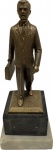 Escultura em bronze representando Juscelino Kubitschek, base em mármore. Med. total 29 cm.