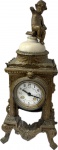 France circa 1920 - Antiga caixa de Relógio Francês em bronze ricamente trabalhado decorado com Figura de Puti (faltando parte dos braços), mostrador esmeltado. Med. 48 X 22 X 14 cm.