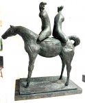 CARIBÉ- Escultura em bronze patinado representando " Amazonas" base em granito, peça assinada. Med. 40 X 38 cm. Nota: Hector Julio Páride Bernabó (Lanús, Argentina 1911 Salvador, Bahia, 1997). Pintor, gravador, desenhista, ilustrador, mosaicista, ceramista, entalhador, muralista. Freqüenta o ateliê de cerâmica de seu irmão mais velho, Arnaldo Bernabó, no Rio de Janeiro, por volta de 1925. Entre 1941 e 1942, viaja por países da América do Sul. De volta à Argentina, traduz com Raul Brié, para o espanhol, o livro Macunaíma, de Mário de Andrade (1893 1945), em 1943. Nesse mesmo ano, realiza sua primeira individual na Galeria Nordiska Kompainiet, em Buenos Aires. Em 1944, vai a Salvador, e se interessa pela religiosidade e cultura locais. No Rio de Janeiro, auxilia na montagem do jornal Diário Carioca, em 1946. É chamado pelo jornalista Carlos Lacerda (1914 1977) para trabalhar no jornal Tribuna da Imprensa, entre 1949 e 1950. Em 1950, muda-se para Salvador para realizar painéis para o Centro Educacional Carneiro Ribeiro, com recomendação feita pelo escritor Rubem Braga (1913 1990) ao secretário da Educação do Estado da Bahia, Anísio Teixeira (1900 1971). Na Bahia, participa ativamente do movimento de renovação das artes plásticas, ao lado de Mario Cravo Júnior (1923), Genaro (1926 1971) e Jenner Augusto (1924 2003). Em 1957, naturaliza-se brasileiro. Publica, em 1981, Iconografia dos Deuses Africanos no Candomblé da Bahia, pela Editora Raízes. Ilustra livros de Gabriel García Márquez (1928), Jorge Amado (1912 2001) e Pierre Verger (1902 1996), entre outros