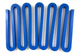 Escultura Contemporânea em madeira laqueada na cor azul, dito fita ao gosto Joaquim Tenreiro. Med. 68 X 100 cm.