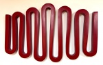 Escultura Contemporânea em madeira laqueada na cor vermelho, dito fita ao gosto Joaquim Tenreiro. Med. 68 X 100 cm.