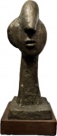 Pablo Picasso (ATRIBUÍDO) - Importante Escultura em bronze patinado, Head od a Warrior, Homenagem a Júlio Gonzalez, peça assinada, base em madeira. Med. Total 70 X 31 cm e escultura 62 X 24 cm.. (Não possui certificado de autenticidade, somente NF de arrematação). Nota: Pablo Ruiz Picasso (Málaga, 25 de outubro de 1881 Mougins, 8 de abril de 1973) foi um pintor, escultor, ceramista, cenógrafo, poeta e dramaturgo espanhol que passou a maior parte da sua vida na França. É conhecido como o co-fundador do cubismo ao lado de Georges Braque , inventor da escultura construída, o inventor da colagem e pela variedade de estilos que ajudou a desenvolver e explorar. Dentre as suas obras mais famosas estão os quadros cubistas As Meninas DAvignon (1907) e Guernica (1937), uma pintura do bombardeio alemão de Guernica durante a Guerra Civil Espanhola.Picasso, Henri Matisse e Marcel Duchamp são considerados os três artistas que mais realizaram desenvolvimentos revolucionários nas artes plásticas nas décadas iniciais do século XX, responsável por importantes avanços na pintura, na escultura, na gravura e nas cerâmicas.O pintor de Málaga demonstrava talento artístico desde jovem, pintando de forma realista por toda a sua infância e adolescência. Durante a primeira década do século XX, o seu estilo mudou graças aos seus experimentos com diferentes teorias, técnicas e ideias. Sua obra geralmente é classificada em períodos. Enquanto os nomes de muitos dos seus períodos finais são controversos, os períodos mais aceitos da sua obra são o período azul (1901-1904), o período rosa (1904-1906), o período africano (1907-1909), o cubismo analítico (1909-1912) e o cubismo sintético (1912-1919).Excepcionalmente prolífico durante a sua longa vida, Picasso conquistou renome universal e imensa fortuna graças às suas conquistas artísticas revolucionárias, tornando-se uma das mais conhecidas figuras da arte do mesmo século.