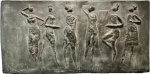 CARIBÉ- Grande Placa em bronze (pesado) patinado em alto relevo representando "Figuras Femininas", assinada. Med. total 50 X 90 cm. (não possui certificado, vai com NF de arrematação). Nota: Hector Julio Páride Bernabó (Lanús, Argentina 1911 Salvador, Bahia, 1997). Pintor, gravador, desenhista, ilustrador, mosaicista, ceramista, entalhador, muralista. Freqüenta o ateliê de cerâmica de seu irmão mais velho, Arnaldo Bernabó, no Rio de Janeiro, por volta de 1925. Entre 1941 e 1942, viaja por países da América do Sul. De volta à Argentina, traduz com Raul Brié, para o espanhol, o livro Macunaíma, de Mário de Andrade (1893 1945), em 1943. Nesse mesmo ano, realiza sua primeira individual na Galeria Nordiska Kompainiet, em Buenos Aires. Em 1944, vai a Salvador, e se interessa pela religiosidade e cultura locais. No Rio de Janeiro, auxilia na montagem do jornal Diário Carioca, em 1946. É chamado pelo jornalista Carlos Lacerda (1914 1977) para trabalhar no jornal Tribuna da Imprensa, entre 1949 e 1950. Em 1950, muda-se para Salvador para realizar painéis para o Centro Educacional Carneiro Ribeiro, com recomendação feita pelo escritor Rubem Braga (1913 1990) ao secretário da Educação do Estado da Bahia, Anísio Teixeira (1900 1971). Na Bahia, participa ativamente do movimento de renovação das artes plásticas, ao lado de Mario Cravo Júnior (1923), Genaro (1926 1971) e Jenner Augusto (1924 2003). Em 1957, naturaliza-se brasileiro. Publica, em 1981, Iconografia dos Deuses Africanos no Candomblé da Bahia, pela Editora Raízes. Ilustra livros de Gabriel García Márquez (1928), Jorge Amado (1912 2001) e Pierre Verger (1902 1996), entre outros.