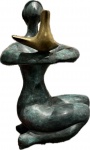 SONIA EBLING- Grande e imponente  Escultura em bronze patinado representando "Mulher com Pomba" base ônix, peça assinada. (não possui certificado, vai com NF de arrematação). Med. Total 102 X 70 X 44 cm. Sonia Ebling de Kermoal (Taquara, 1918 2006) foi uma escultora e professora brasileira. Iniciou seus estudos de arte na pintura e na escultura, nas Escolas de Belas Artes do Rio Grande do Sul e do Rio de Janeiro, entre 1944 e 1951. Logo em seguida, em 1955, recebeu o Prêmio de Viagem ao Estrangeiro do Salão Nacional de Arte Moderna do Rio de Janeiro pela escultura Mulher e Pássaro, e permaneceu na Europa até 1968, estudando com mestres insignes como Ossip Zadkine, em Paris, e obtendo uma bolsa da Fundação Calouste Gulbenkian.Ainda na Europa expõs em eventos importantes como o Salon de la Jeune Sculpture do Museu Rodin, a Bienal de Arte Tri-Veneta de Pádua, o Salon de Réalités Nouvelles e o Salon des Petits Bronzes do Museu de Arte Moderna em Paris, representou o Brasil na Documenta de Kassel, ao mesmo tempo que realizou mostras no Brasil, incluindo participação na VII Bienal de São Paulo.Voltando ao Brasil recebeu a encomenda para um relevo a ser instalado no Palácio dos Arcos, em Brasília, e iniciou um ciclo de exposições em várias capitais nacionais e também no exterior.Em 1970 ministrou um curso de escultura em cimento na Escola de Belas Artes da UFRGS. Seis anos depois foi convidada para assumir a cátedra de escultura nessa mesma universidade.Sobre sua produção, Jacob Klintowitz diz:"Sônia Ebling é uma escultora de formas depuradas, exaustivamente elaboradas e equilibradas. As suas esculturas incorporam as conquistas iconograficas da escultórica contemporânea. O que significa que a artista bebe nas formas pré-colombianas, africanas e egípcias. Essa procura de fontes, na verdade os próprios meios que informam a escultura contemporânea, faz com que seu trabalho se aproxime, por parentesco de origem, com a elaboração de Henry Moore, Brancusi, Giacometti, Marino Marini."