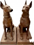 Magnífico Par de Esculturas em ferro fundido representando Cão Doberman. Med. 100 X 44 X 64 cm.