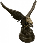 Magnífica e Imponente escultura em Petit Bronze patinado representando "Águia". Med. 70 X 66 X 43 cm.