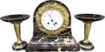 Antigo Terno (relógio e par de castiçais) art deco em mármore e bronze, possui máquina (ausencia do pêndulo), no estado. Med. 30  X 30 X 15 cm e 20 X 16 cm.