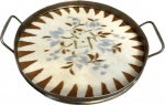 Elegante e antiga bandeja em faiança policromada Europeia, peça marcada embaixo. Med. 30 X 26 cm.