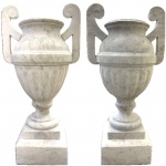 Itália Séc. XIX - Maravilhoso par de ânforas em mármore carrara Italiano do Séc. XIX, apresenta marcas do tempo. Med. 62 X 30 cm.