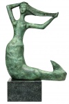 CESCHIATTI Alfredo - (1918-1989) - Magnífica e Grandiosa Escultura em bronze patinado representando "Sereia" peça assinada e com selo da Fundição ZANI, base em granito (peça muito grande e vistosa). Med. total 210 X 135 cm, base 50 X 60 X 60 cm. Nota: Alfredo Ceschiatti (Belo Horizonte, 1 de setembro de 1918 Rio de Janeiro, 25 de agosto de 1989) foi um escultor, desenhista e professor brasileiro. Biografia Sem Título (1978), escultura exposta na Estação SéFilho de pais italianos e neto de gregos, foi à Itália em 1937, beneficiado pelo governo italiano em promover viagens de filhos de imigrantes ao país. De volta ao país, fixou-se na cidade do Rio de Janeiro onde estudou na Escola Nacional de Belas Artes. Foi premiado no Salão Nacional de Belas Artes, em 1945, pelo baixo-relevo do batistério da Igreja de São Francisco de Assis, em Belo Horizonte. Conheceu Oscar Niemeyer, que lhe encomendou uma escultura para o Conjunto Arquitetônico da Pampulha, em Belo Horizonte. Ceschiatti criou O Abraço, obra de duas mulheres abraçadas. Considerada imoral pelos mineiros, ficou guardada muitos anos até ser finalmente exposta em um jardim da Pampulha. A escultura Duas Amigas foi feita para o Salão Nobre (jardim superior) do Palácio Itamaraty com orientações do embaixador Wladimir Murtinho, que atuava como curador-chefe no projeto de ambientação do Palácio. O gosto do artista pela figura feminina está presente em várias de suas obras. Em 1960 esculpiu, em granito, As Três Forças Armadas, um dos temas no Monumento Nacional aos Mortos da Segunda Guerra Mundial, no Rio de Janeiro. Possui obras em diversos museus brasileiros.