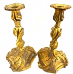 France Séc. XIX - Maravilhoso Par de Antigos castiçais em Bronze Frances com banho de ormolu, marcas do tempo. Med. 25 cm.
