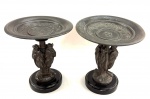 Raro e Antigo Par de Taças Séc. XIX em metal patinado decorado com figuras de Marabus Africanos encimados com figuras de Esfinge. Med. 17 X 16 cm.