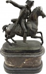 Antiga Escultura em bronze patinado Representando "Napoleão Bonaparte com Cavalo", base art deco em mármore. Med. total 38 X 24 X 12 cm.