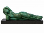 CESCHIATTI Alfredo - (1918-1989) -Magnífica, Imponente, Grande Escultura em bronze patinado representando "Guanabara", peça assinada e com selo da fundição ZANI (Não possui certificado, apenas NF de arrematação), base em mármore. Med. total. 76 X 200 X 60 cm, só escultura 66 X 180 cm. Nota: Alfredo Ceschiatti (Belo Horizonte, 1 de setembro de 1918 Rio de Janeiro, 25 de agosto de 1989) foi um escultor, desenhista e professor brasileiro. Biografia Sem Título (1978), escultura exposta na Estação SéFilho de pais italianos e neto de gregos, foi à Itália em 1937, beneficiado pelo governo italiano em promover viagens de filhos de imigrantes ao país. De volta ao país, fixou-se na cidade do Rio de Janeiro onde estudou na Escola Nacional de Belas Artes. Foi premiado no Salão Nacional de Belas Artes, em 1945, pelo baixo-relevo do batistério da Igreja de São Francisco de Assis, em Belo Horizonte. Conheceu Oscar Niemeyer, que lhe encomendou uma escultura para o Conjunto Arquitetônico da Pampulha, em Belo Horizonte. Ceschiatti criou O Abraço, obra de duas mulheres abraçadas. Considerada imoral pelos mineiros, ficou guardada muitos anos até ser finalmente exposta em um jardim da Pampulha. A escultura Duas Amigas foi feita para o Salão Nobre (jardim superior) do Palácio Itamaraty com orientações do embaixador Wladimir Murtinho, que atuava como curador-chefe no projeto de ambientação do Palácio. O gosto do artista pela figura feminina está presente em várias de suas obras.Em 1960 esculpiu, em granito, As Três Forças Armadas, um dos temas no Monumento Nacional aos Mortos da Segunda Guerra Mundial, no Rio de Janeiro. Possui obras em diversos museus brasileiros.