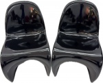 Design - Elegante par de cadeiras estilo Panton em fibra com pintura na cor preto. Med. 82 X 50 X 55 cm.
