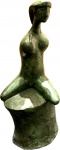 CARIBÉ- Grande Escultura em bronze patinado representando "Figura Feminina sobre Rocha", base em granito, peça assinada. Med. total 90 X 42 X 42 cm. (não possui certificado, vai com NF de arrematação). Nota: Hector Julio Páride Bernabó (Lanús, Argentina 1911 Salvador, Bahia, 1997). Pintor, gravador, desenhista, ilustrador, mosaicista, ceramista, entalhador, muralista. Freqüenta o ateliê de cerâmica de seu irmão mais velho, Arnaldo Bernabó, no Rio de Janeiro, por volta de 1925. Entre 1941 e 1942, viaja por países da América do Sul. De volta à Argentina, traduz com Raul Brié, para o espanhol, o livro Macunaíma, de Mário de Andrade (1893 1945), em 1943. Nesse mesmo ano, realiza sua primeira individual na Galeria Nordiska Kompainiet, em Buenos Aires. Em 1944, vai a Salvador, e se interessa pela religiosidade e cultura locais. No Rio de Janeiro, auxilia na montagem do jornal Diário Carioca, em 1946. É chamado pelo jornalista Carlos Lacerda (1914 1977) para trabalhar no jornal Tribuna da Imprensa, entre 1949 e 1950. Em 1950, muda-se para Salvador para realizar painéis para o Centro Educacional Carneiro Ribeiro, com recomendação feita pelo escritor Rubem Braga (1913 1990) ao secretário da Educação do Estado da Bahia, Anísio Teixeira (1900 1971). Na Bahia, participa ativamente do movimento de renovação das artes plásticas, ao lado de Mario Cravo Júnior (1923), Genaro (1926 1971) e Jenner Augusto (1924 2003). Em 1957, naturaliza-se brasileiro. Publica, em 1981, Iconografia dos Deuses Africanos no Candomblé da Bahia, pela Editora Raízes. Ilustra livros de Gabriel García Márquez (1928), Jorge Amado (1912 2001) e Pierre Verger (1902 1996), entre outros.