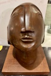 Pablo Picasso (ATRIBUÍDO) - Importante Escultura em bronze patinado representando Cabeça de Picasso, peça assinada, base em madeira. Med. Total 40 X 32 X 32 cm e escultura 62 X 24 cm.. (Não possui certificado de autenticidade, somente NF de arrematação, peça vendida como atribuída). Nota: Pablo Ruiz Picasso (Málaga, 25 de outubro de 1881 Mougins, 8 de abril de 1973) foi um pintor, escultor, ceramista, cenógrafo, poeta e dramaturgo espanhol que passou a maior parte da sua vida na França. É conhecido como o co-fundador do cubismo ao lado de Georges Braque , inventor da escultura construída, o inventor da colagem e pela variedade de estilos que ajudou a desenvolver e explorar. Dentre as suas obras mais famosas estão os quadros cubistas As Meninas DAvignon (1907) e Guernica (1937), uma pintura do bombardeio alemão de Guernica durante a Guerra Civil Espanhola.Picasso, Henri Matisse e Marcel Duchamp são considerados os três artistas que mais realizaram desenvolvimentos revolucionários nas artes plásticas nas décadas iniciais do século XX, responsável por importantes avanços na pintura, na escultura, na gravura e nas cerâmicas.O pintor de Málaga demonstrava talento artístico desde jovem, pintando de forma realista por toda a sua infância e adolescência. Durante a primeira década do século XX, o seu estilo mudou graças aos seus experimentos com diferentes teorias, técnicas e ideias. Sua obra geralmente é classificada em períodos. Enquanto os nomes de muitos dos seus períodos finais são controversos, os períodos mais aceitos da sua obra são o período azul (1901-1904), o período rosa (1904-1906), o período africano (1907-1909), o cubismo analítico (1909-1912) e o cubismo sintético (1912-1919).Excepcionalmente prolífico durante a sua longa vida, Picasso conquistou renome universal e imensa fortuna graças às suas conquistas artísticas revolucionárias, tornando-se uma das mais conhecidas figuras da arte do mesmo século.