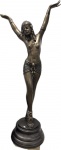 Magnífica e Grande Escultura Art deco em Petit Bonze patinado Representando Dançarina. Med. Total 126 x 58 X 33 cm.
