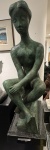 Bruno Giorgi (Mococa SP 1905 - Rio de Janeiro RJ 1993) - Grande Escultura em bronze patinado representando "Mulher Sentada", base em granito, peça assinada. Med. total 140 X 58 cm. (não possui certificado, vai com a NF de arrematação). Biografia Bruno Giorgi (Mococa SP 1905 - Rio de Janeiro RJ 1993) Escultor. Muda-se com a família para Itália, e fixa-se em Roma em 1913. Em 1920, inicia estudos de desenho e escultura com o professor Loss. Participa de movimentos antifascistas. Em 1931, é preso por motivos políticos e condenado a sete anos de prisão. É extraditado para o Brasil em 1935, por intervenção do embaixador brasileiro na Itália. Em São Paulo, trava contato com Joaquim Figueira (1904 - 1943) e Alfredo Volpi (1896 - 1988). Em 1937, viaja para Paris e freqüenta as academias La Grand Chaumière e Ranson, onde estuda com Aristide Maillol (1861 - 1944). Em 1939, retorna a São Paulo e convive com Mário de Andrade (1893 - 1945), Lasar Segall (1891 - 1957), Oswald de Andrade (1890 - 1954) e Sérgio Milliet (1898 - 1966), entre outros. Começa a praticar desenho de modelo-vivo e pintura com os artistas do Grupo Santa Helena e integra a Família Artística Paulista - FAP. Em 1943, transfere-se para o Rio de Janeiro. A convite do ministro Gustavo Capanema (1900 - 1985) instala ateliê no antigo Hospício da Praia Vermelha, onde orienta jovens artistas como Francisco Stockinger (1919). Possui obras em espaços públicos como Monumento à Juventude Brasileira, 1947, nos jardins do antigo Ministério da Educação e Saúde - MES, atual Palácio Gustavo Capanema, no Rio de Janeiro; Candangos, 1960, na praça dos Três Poderes, e Meteoro, 1967, no lago do edifício do Ministério das Relações Exteriores, em Brasília; e Integração, 1989, no Memorial da América Latina, em São Paulo.