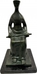 CESCHIATTI, Alfredo - (1918-1989) - Escultura em bronze patinado representando Deusa da Justiça, peça assinada, base em granito. Med. total 32 cm. Nota: Alfredo Ceschiatti (Belo Horizonte, 1 de setembro de 1918 Rio de Janeiro, 25 de agosto de 1989) foi um escultor, desenhista e professor brasileiro. Biografia Sem Título (1978), escultura exposta na Estação SéFilho de pais italianos e neto de gregos, foi à Itália em 1937, beneficiado pelo governo italiano em promover viagens de filhos de imigrantes ao país. De volta ao país, fixou-se na cidade do Rio de Janeiro onde estudou na Escola Nacional de Belas Artes. Foi premiado no Salão Nacional de Belas Artes, em 1945, pelo baixo-relevo do batistério da Igreja de São Francisco de Assis, em Belo Horizonte. Conheceu Oscar Niemeyer, que lhe encomendou uma escultura para o Conjunto Arquitetônico da Pampulha, em Belo Horizonte. Ceschiatti criou O Abraço, obra de duas mulheres abraçadas. Considerada imoral pelos mineiros, ficou guardada muitos anos até ser finalmente exposta em um jardim da Pampulha. A escultura Duas Amigas foi feita para o Salão Nobre (jardim superior) do Palácio Itamaraty com orientações do embaixador Wladimir Murtinho, que atuava como curador-chefe no projeto de ambientação do Palácio. O gosto do artista pela figura feminina está presente em várias de suas obras.Em 1960 esculpiu, em granito, As Três Forças Armadas, um dos temas no Monumento Nacional aos Mortos da Segunda Guerra Mundial, no Rio de Janeiro. Possui obras em diversos museus brasileiros.
