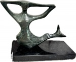 CESCHIATTI Alfredo - (1918-1989) - Escultura em bronze patinado representando "Sereia" peça assinada, base em granito. Med. total 17 X 23 cm. Nota: Alfredo Ceschiatti (Belo Horizonte, 1 de setembro de 1918 Rio de Janeiro, 25 de agosto de 1989) foi um escultor, desenhista e professor brasileiro. Biografia Sem Título (1978), escultura exposta na Estação SéFilho de pais italianos e neto de gregos, foi à Itália em 1937, beneficiado pelo governo italiano em promover viagens de filhos de imigrantes ao país. De volta ao país, fixou-se na cidade do Rio de Janeiro onde estudou na Escola Nacional de Belas Artes. Foi premiado no Salão Nacional de Belas Artes, em 1945, pelo baixo-relevo do batistério da Igreja de São Francisco de Assis, em Belo Horizonte. Conheceu Oscar Niemeyer, que lhe encomendou uma escultura para o Conjunto Arquitetônico da Pampulha, em Belo Horizonte. Ceschiatti criou O Abraço, obra de duas mulheres abraçadas. Considerada imoral pelos mineiros, ficou guardada muitos anos até ser finalmente exposta em um jardim da Pampulha. A escultura Duas Amigas foi feita para o Salão Nobre (jardim superior) do Palácio Itamaraty com orientações do embaixador Wladimir Murtinho, que atuava como curador-chefe no projeto de ambientação do Palácio. O gosto do artista pela figura feminina está presente em várias de suas obras.Em 1960 esculpiu, em granito, As Três Forças Armadas, um dos temas no Monumento Nacional aos Mortos da Segunda Guerra Mundial, no Rio de Janeiro. Possui obras em diversos museus brasileiros.