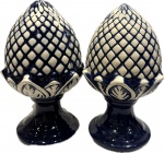 Elegante par de Pinhas em faiança policromada. Med. 33 X 21 cm.