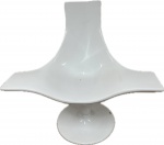 Design - Elegante cadeira giratória em fibra de vidro na cor branco. Med. 97 X 106 cm.