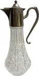 Elegante Decanter em Demi cristal translucido ricamente lapidado, alça e tampa em metal espessurado a prata. Med. 30 X14 cm.