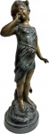 Escultura em bronze patinado representando Figura Feminina. Med. 35 X 16 cm.
