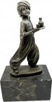 Escultura em bronze patinado representando jovem Indiano, peça assinada, base em mármore. Med. total 26 cm.