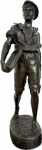 Escultura Francesa em bronze patinado Representando Camponês, peça assinada. Med. 70 X 26 cm.