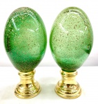 MURANO - Maravilhoso e Elegante Par de Pinhas em vidro artístico de Murano na cor verde, decorada com pó de ouro, base em bronze polido. Med. 26 X 14 cm.