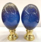MURANO - Maravilhoso e Elegante Pandan de Pinhas em vidro artístico de Murano na cor azul, decorada com pó de ouro, base em bronze polido. Med. 28 X 14 cm e 27 X 14 cm.