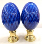 MURANO - Italia anos 50 - Maravilhoso e Elegante Par de Pinhas em vidro artístico de Murano Italiano na cor azul, base em bronze polido. Med. 28 X 14 cm.