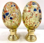 MURANO - Maravilhoso e Elegante Par de Pinhas em vidro artístico de Murano  na cor âmbar e multicolorido, base em bronze polido. Med. 28 X 14 cm.