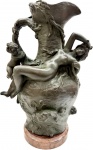 Noel Ruffier (1847 - 1941) atribuído ao artísta - Antigo Vaso Art Nouveau em bronze patinado decorado com figura de Ninfa e Anjo, base em mármore, peça assinada. Med. Total 40 X28 cm.
