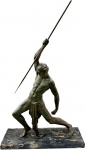 Demétre Chiparus (1886 - 1947) - Magnífica Escultura Art Deco em bronze patinado Denominado "A Caçador", base em mármore, peça assinada na base conforme foto. Med. Total 83 X 51 X 18 cm. Nota: Demétre Haralamb Chiparus (1886/1947) foi um proeminente escultor romeno da era Art Déco que viveu e trabalhou em Paris. Famoso por suas estatuetas de criselete (bronze e marfim), suas obras são marcadas por silhuetas longilíneas, corpos ágeis e inspirações na dança, no teatro e na estética egípcia, Chiparus viveu e produziu grande parte de suas obras em Paris até sua morte, em 22 de janeiro de 1947. Ele foi enterrado no cemitério de Bagneux, ao sul da capital francesa. Hoje, suas estatuetas são consideradas ícones do design de luxo, altamente disputadas em casas de leilão devido à sua qualidade artística e valor histórico.
