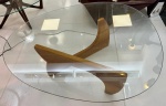 Design - Maravilhosa Mesa de Centro Estilo Noguchi, com base em madeira e tampo em vidro. Med. 40 X 110 X 90 cm.