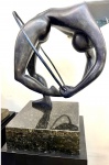 CESCHIATTI, Alfredo - Grande Escultura em bronze patinado representando Contorcionista, peça assinada e com selo da Zani base em granito. Med. Total 62 X 43 cm. (Não possui certificado somente NF de arrematação). Nota: Alfredo Ceschiatti (Belo Horizonte, 1 de setembro de 1918 Rio de Janeiro, 25 de agosto de 1989) foi um escultor, desenhista e professor brasileiro. Biografia Sem Título (1978), escultura exposta na Estação SéFilho de pais italianos e neto de gregos, foi à Itália em 1937, beneficiado pelo governo italiano em promover viagens de filhos de imigrantes ao país. De volta ao país, fixou-se na cidade do Rio de Janeiro onde estudou na Escola Nacional de Belas Artes. Foi premiado no Salão Nacional de Belas Artes, em 1945, pelo baixo-relevo do batistério da Igreja de São Francisco de Assis, em Belo Horizonte. Conheceu Oscar Niemeyer, que lhe encomendou uma escultura para o Conjunto Arquitetônico da Pampulha, em Belo Horizonte. Ceschiatti criou O Abraço, obra de duas mulheres abraçadas. Considerada imoral pelos mineiros, ficou guardada muitos anos até ser finalmente exposta em um jardim da Pampulha. A escultura Duas Amigas foi feita para o Salão Nobre (jardim superior) do Palácio Itamaraty com orientações do embaixador Wladimir Murtinho, que atuava como curador-chefe no projeto de ambientação do Palácio. O gosto do artista pela figura feminina está presente em várias de suas obras.Em 1960 esculpiu, em granito, As Três Forças Armadas, um dos temas no Monumento Nacional aos Mortos da Segunda Guerra Mundial, no Rio de Janeiro. Possui obras em diversos museus brasileiros.