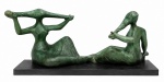 CESCHIATTI Alfredo - (1918-1989) - Magnífico e grandioso grupo escultorico representando " AS IARAS" em bronze patinado, base em granito, assinado e com selo da fundição Zani. Med. total 91 X 130 e 91 X 110 cm cada, Med. Total com a base  Med. total 100 X 220 X 75 cm. (Não possui certificado, vai com a Nota Fiscal de Arrematação). Nota: Alfredo Ceschiatti (Belo Horizonte, 1 de setembro de 1918 Rio de Janeiro, 25 de agosto de 1989) foi um escultor, desenhista e professor brasileiro. Biografia Sem Título (1978), escultura exposta na Estação Sé Filho de pais italianos e neto de gregos, foi à Itália em 1937, beneficiado pelo governo italiano em promover viagens de filhos de imigrantes ao país. De volta ao país, fixou-se na cidade do Rio de Janeiro onde estudou na Escola Nacional de Belas Artes. Foi premiado no Salão Nacional de Belas Artes, em 1945, pelo baixo-relevo do batistério da Igreja de São Francisco de Assis, em Belo Horizonte. Conheceu Oscar Niemeyer, que lhe encomendou uma escultura para o Conjunto Arquitetônico da Pampulha, em Belo Horizonte. Ceschiatti criou O Abraço, obra de duas mulheres abraçadas. Considerada imoral pelos mineiros, ficou guardada muitos anos até ser finalmente exposta em um jardim da Pampulha. A escultura Duas Amigas foi feita para o Salão Nobre (jardim superior) do Palácio Itamaraty com orientações do embaixador Wladimir Murtinho, que atuava como curador-chefe no projeto de ambientação do Palácio. O gosto do artista pela figura feminina está presente em várias de suas obras.Em 1960 esculpiu, em granito, As Três Forças Armadas, um dos temas no Monumento Nacional aos Mortos da Segunda Guerra Mundial, no Rio de Janeiro. Possui obras em diversos museus brasileiros.