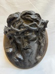 Antiga escultura em bronze representando Rosto de Jesus Cristo. Med. 27 X 22 cm.