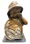 Antiga Escultura em bronze representando Menina Chorando, base em mármore (colado). Med. 32 X22 cm.